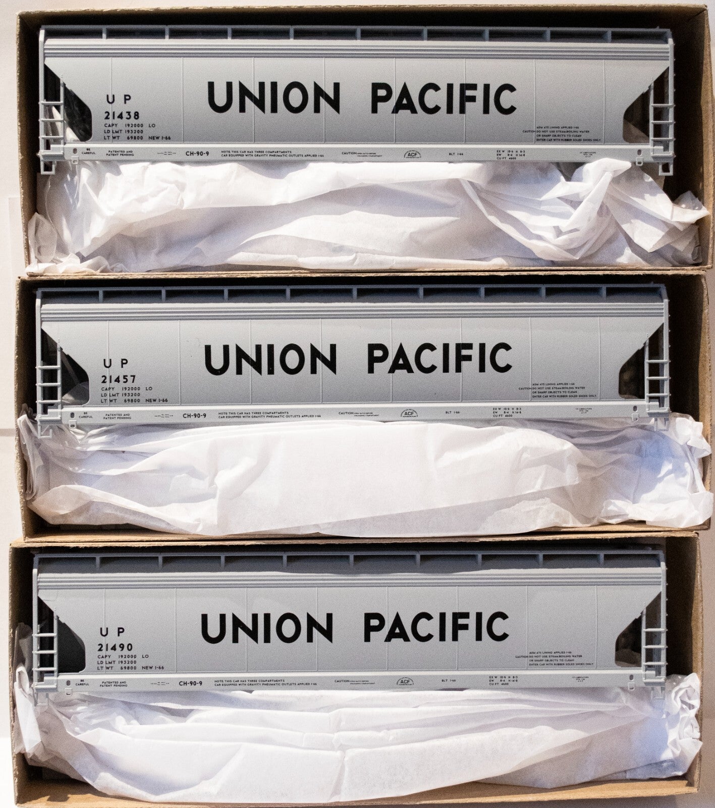 Accurail HO #8166 (3Pack) ACF 47' 3-Bay Center-Flow Covered Hopper 3-Pack - Kit