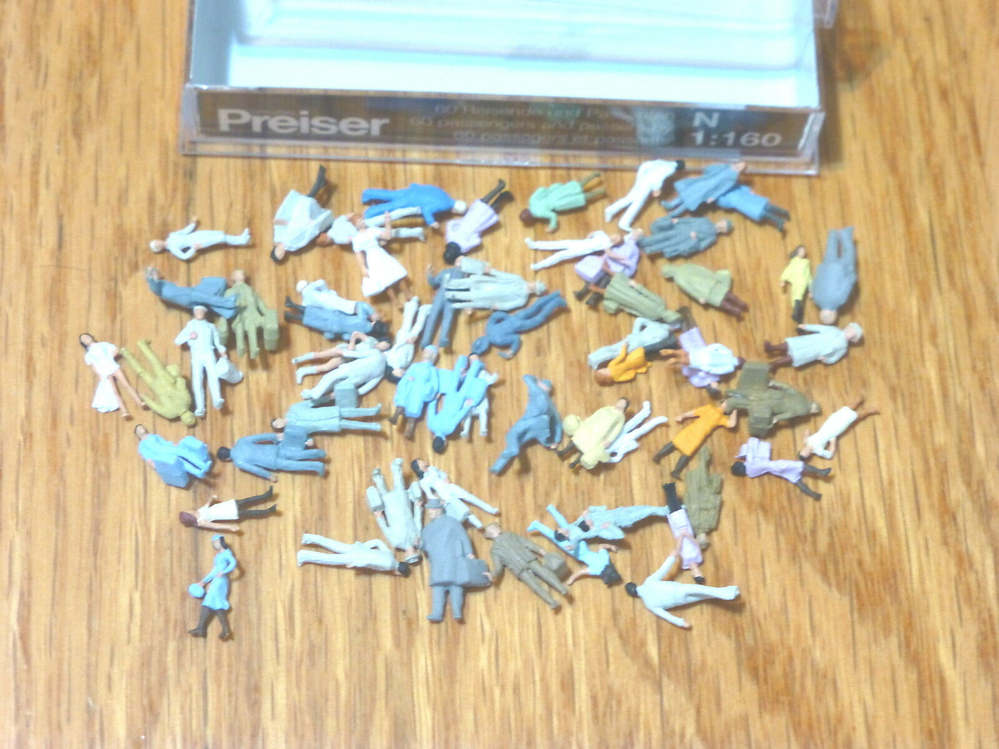 Preiser N #79251 Passengers Standing, Walking (1:160 Scale) Hand Painted