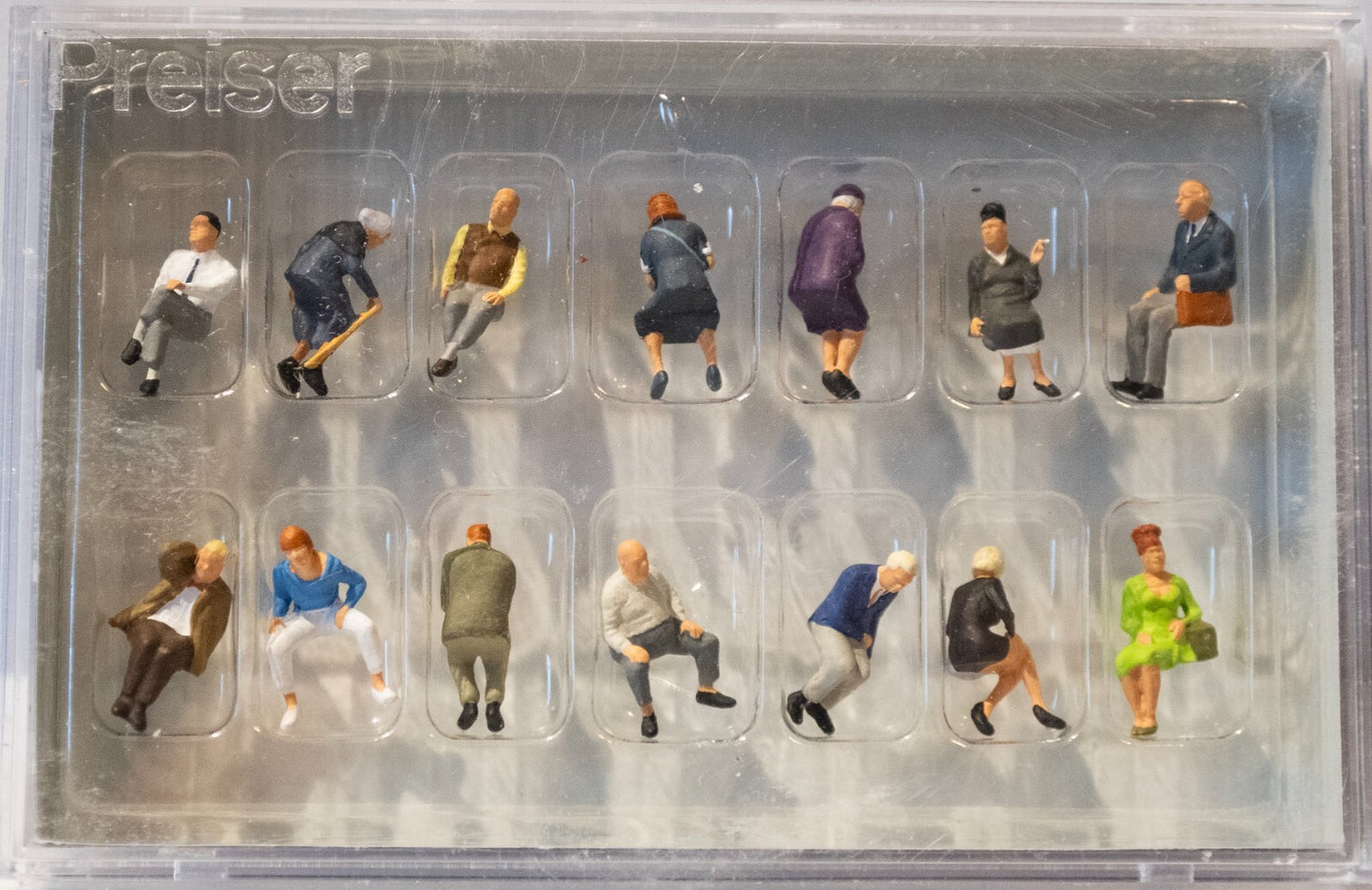 Preiser HO #10524 Pedestrians -- Seated Travellers