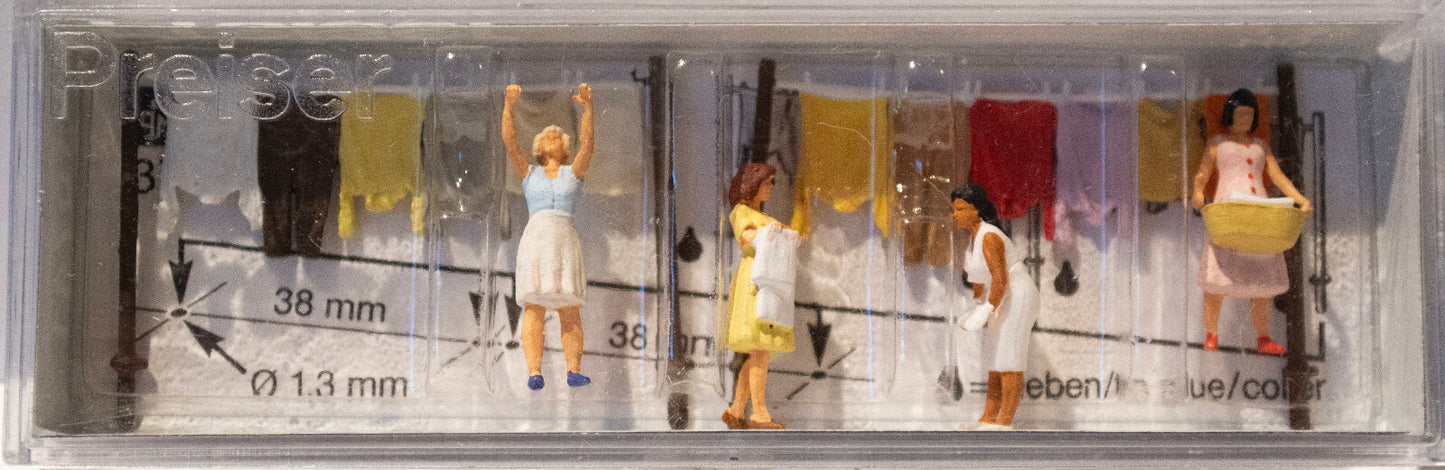Preiser HO #10741 Women Hanging Laundry -- 4 Women and 2 Clothes Lines