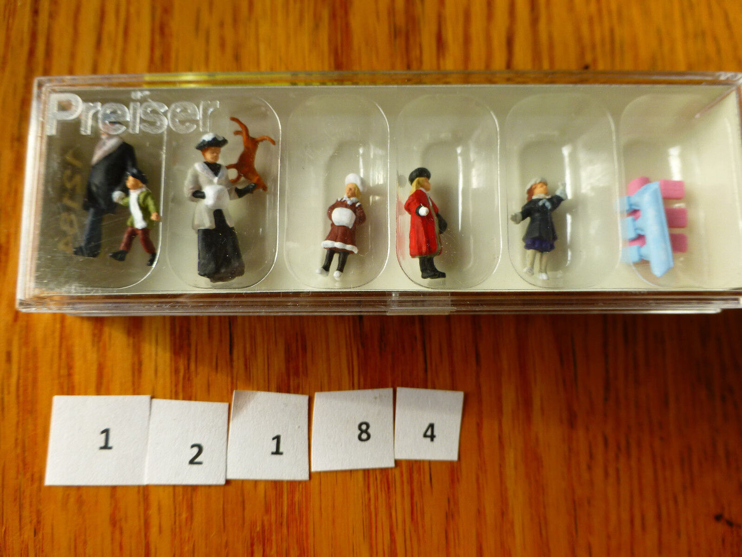 Preiser HO #12184 / 1900s Figures -- Passers-By Wearing Winter Clothes