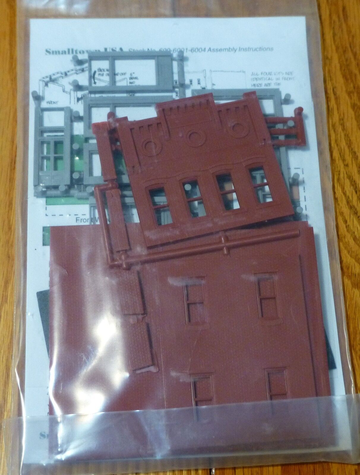 Smalltown USA HO #699-6002 Tony's Gym -- Kit - 4-3/4 x 2-3/4" 11.9 x 6.9cm