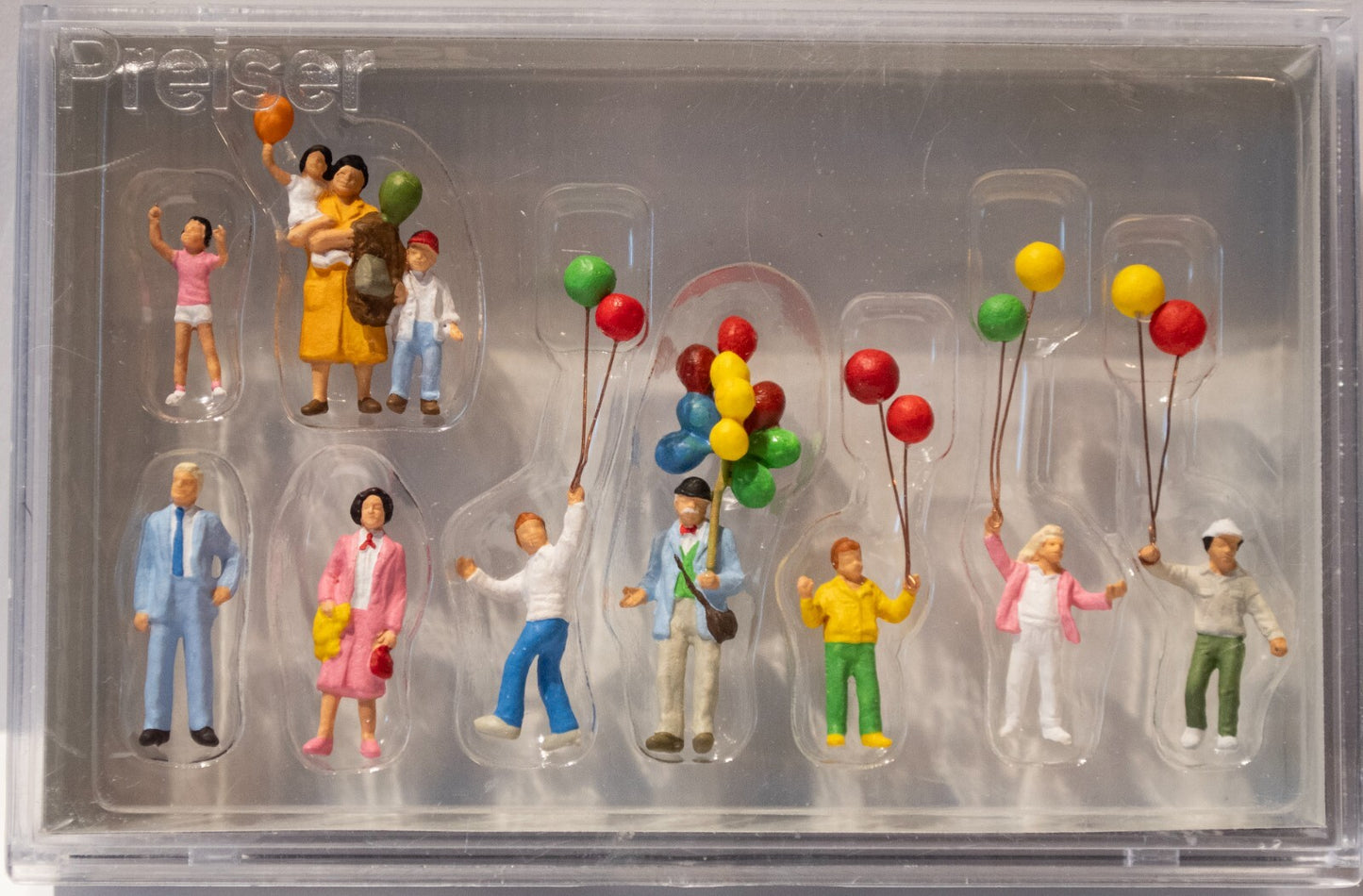 Preiser HO #24659 Selling Balloons