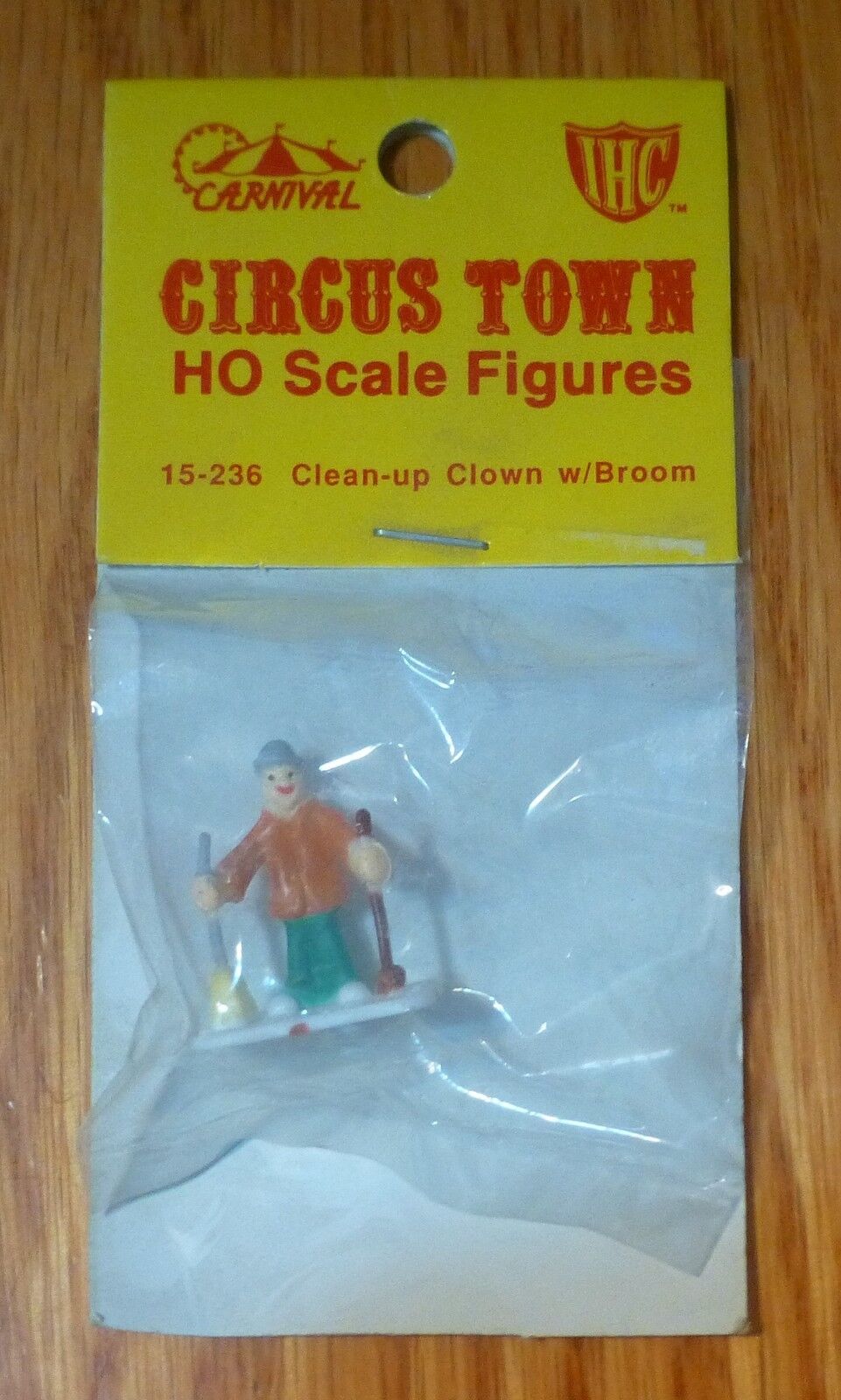 IHC / Circus Town #15-236 Clean-Up Clown w/Broom  (HO Scale)