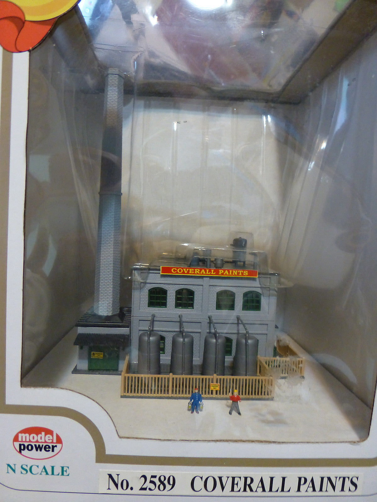 Model Power N #2589 Built-Up Building Lighted w/Two Figures -- Coverall Paints