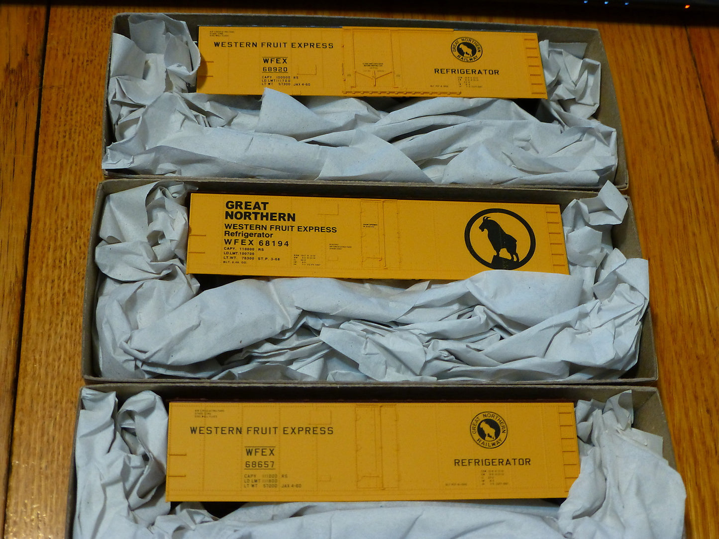 Accurail HO #8048 (3 Pack) GN / WFEX (40' Steel Reefer) NEW