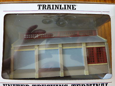 Walthers Cornerstone HO #931-804 United Trucking - Assembled 2-5/8 x 6 x 3-3/8"
