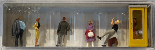 Preiser HO #10523 Pedestians -- Waiting Persons At The Telephone Booth (5 Figure