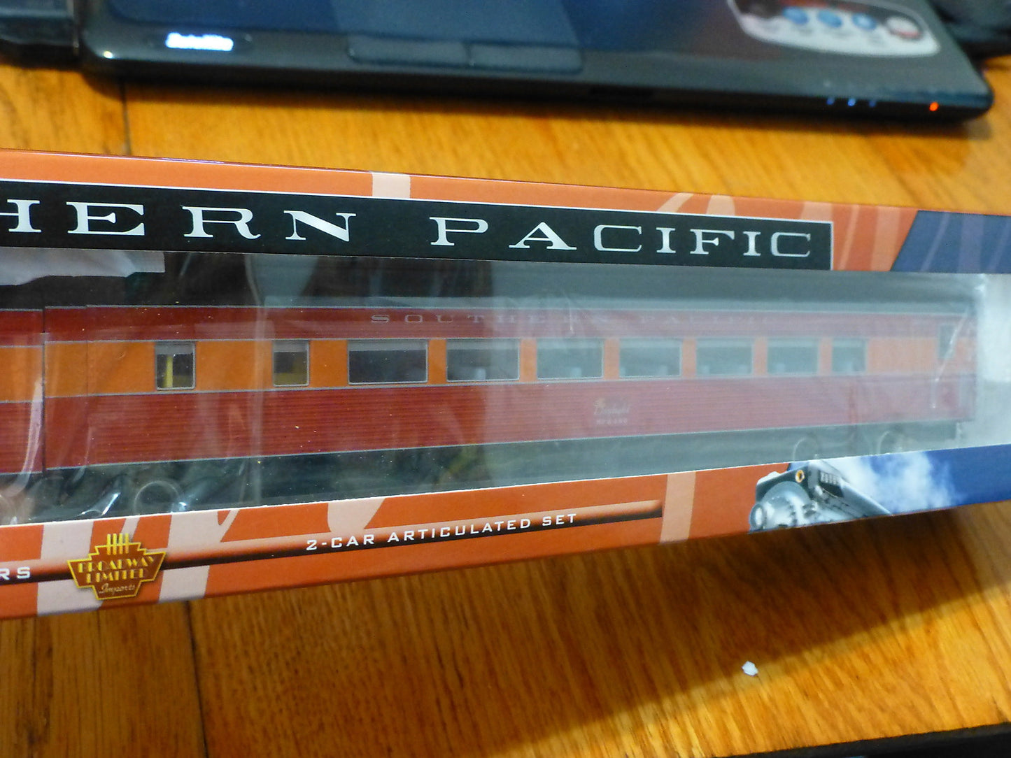 Broadway Limited HO #1581 SP Coast Daylight 2-Car Set w/Antenna, Chair w/#2470 &