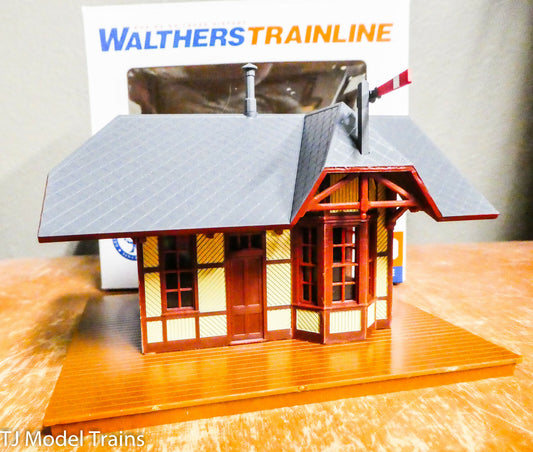 Walthers Trainline HO #931-811 Victoria Springs Station (Built-Up) Ready (1:87th