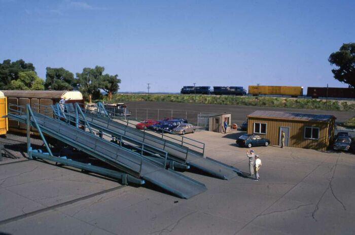 Walthers #933-4111   Automobile Transloading Terminal -- Kit