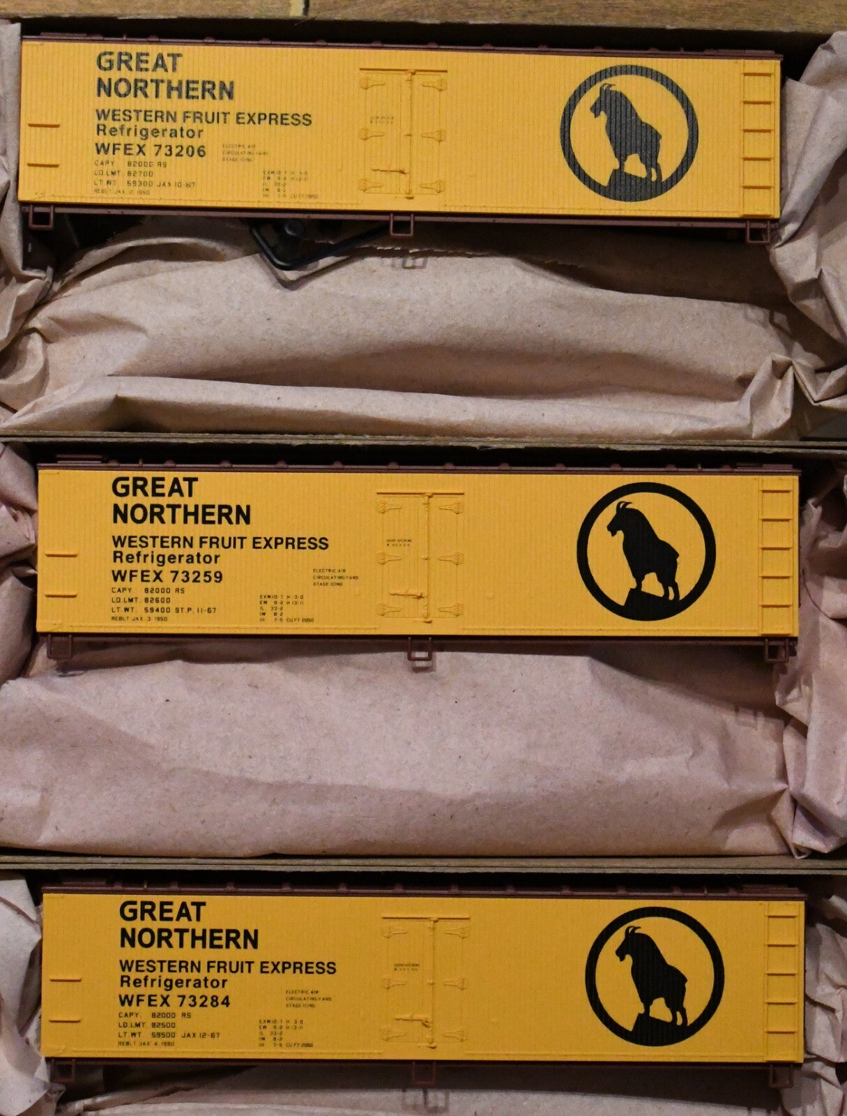 Accurail HO #8150 40' Wood Reefer 3-Pack - Kit -- Great Northern WFEX #73206, 73