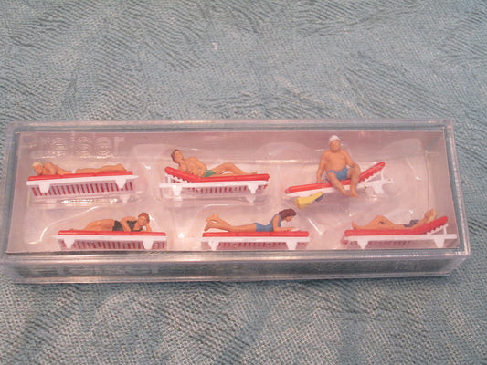 Preiser HO #10429 Recreation & Sports -- Sunbathers on Lounges