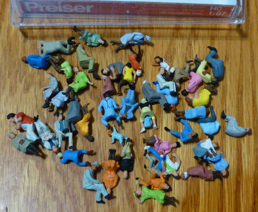 Preiser HO #14418 Seated Traveler (48)