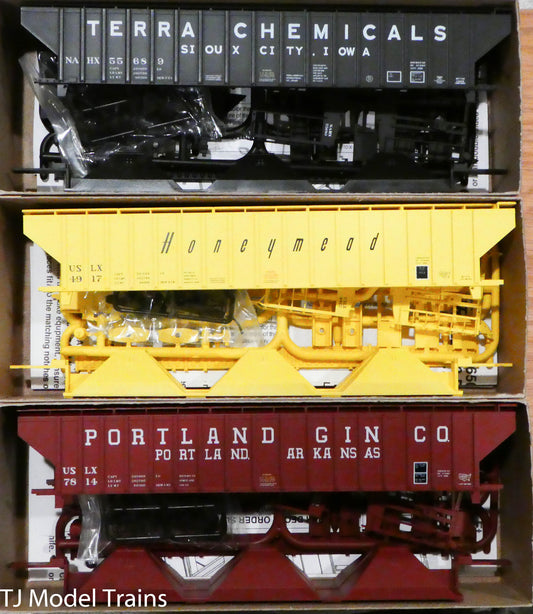 Accurail HO #8102 Pullman Standard Covered Hoppers (Tera Chem, Portland, Hnymd)