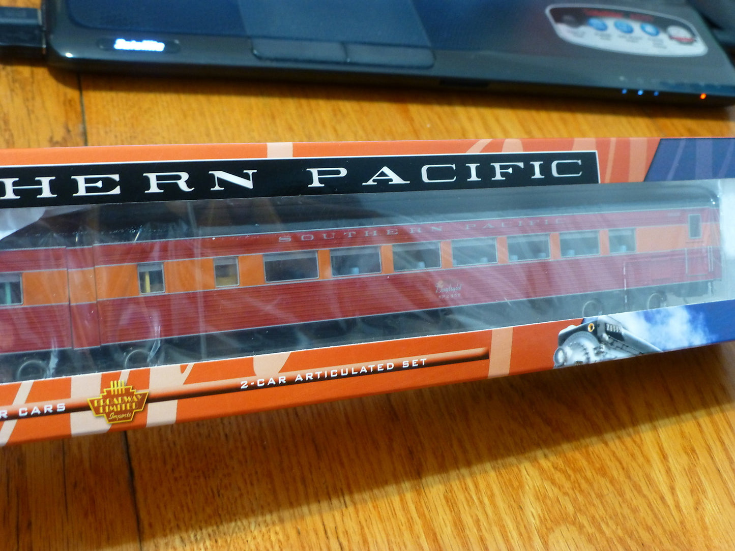 Broadway Limited HO #1578 SP Coast Daylight 2-Car Set w/Antenna, Chair w/#2458 &