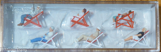 Preiser HO #10430 Recreation & Sports -- Tourists Resting on Folding Chairs