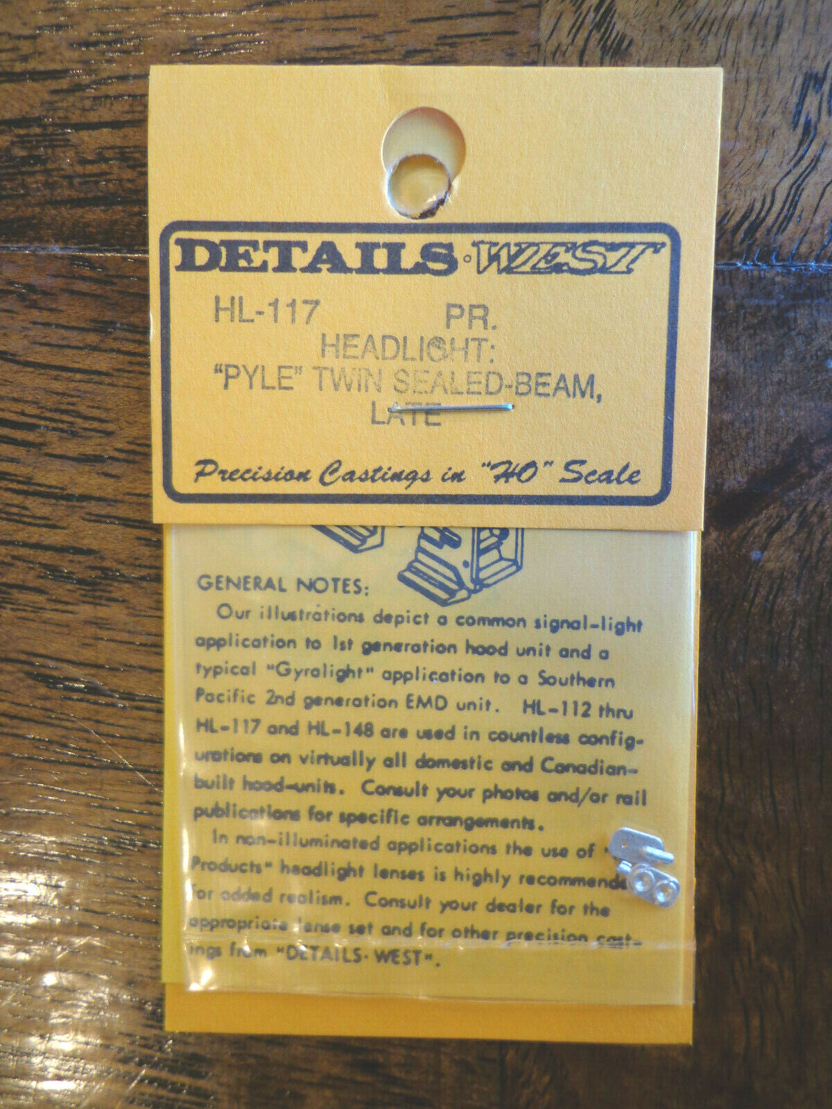 Details West HO #117 Headlight: "Pyle" Twin Sealed Beam (Light Cast)