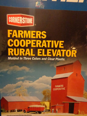 Walthers Cornerstone N #933-3238 Farmer's Co-op Rural Grain Elevator - Limited