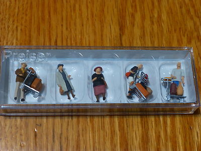 Preiser HO #10459  Passengers -- Travellers w/Luggage Carts