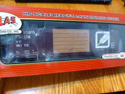 Atlas HO #20001957 Western Pacific/Feather(FMC 5077 DD Box Car Centered)Rd 38170