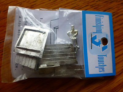 Selley HO #607 Rural Outhouse w/Catalog Open Door