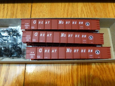 Accurail HO #37504 Grean Northern (3 Pack) 41' 6" AAR Steel Gondola kits