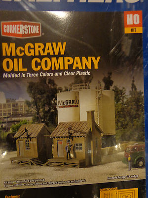 Walthers Cornerstone HO #933-2913  McGraw Oil Co. (kit)